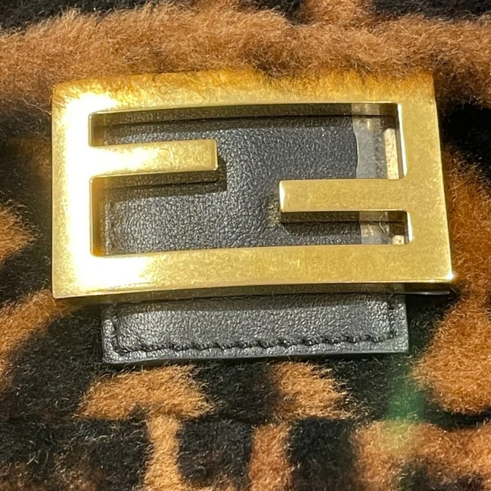Fendi Baguette Faux Shearling Handbag Top Handle with Cross Strap (JB1297) - Picture 4 of 10